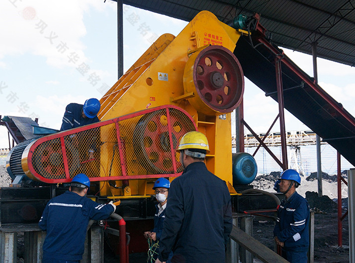  大型煤廠用什么類型煤矸石粉碎機(jī)好？